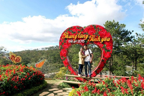  Thung lũng Tình Yêu thu hút du khách đến tham quan, chụp hình lưu niệm