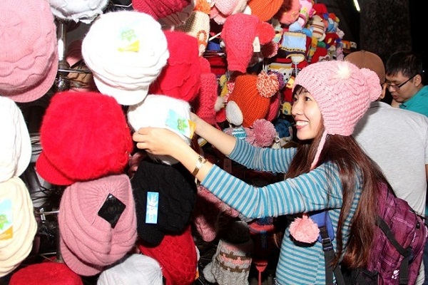  Du khách mua sắm nón len ở chợ đêm Đà Lạt