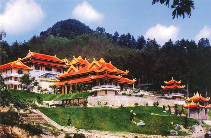 Khung cảnh thanh tĩnh bên trong Thiền viện Trúc Lâm Đà Lạt