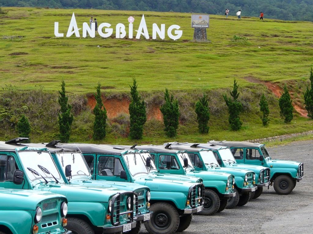 Đi xe jeep là một hình thức phổ biến cho du khách chinh phục Langbiang