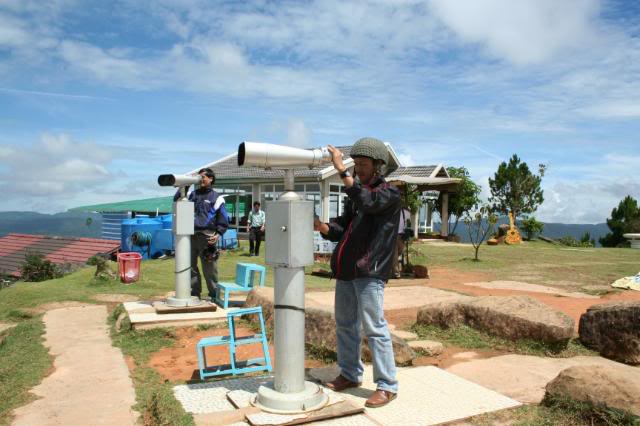 Quan sát thành phố bằng ống nhòm từ đỉnh Langbiang