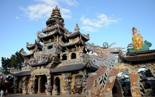 Linh Phước là ngôi chùa giữ nhiều kỷ lục nhất Đà Lạt hiện nay.
