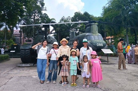 TOUR SÀI GÒN | Dinh Độc Lập - Miếu Bà - Bảo Tàng - Nhà Thờ Đức Bà - Bưu Điện - Bến Nhà Rồng (1 Ngày)