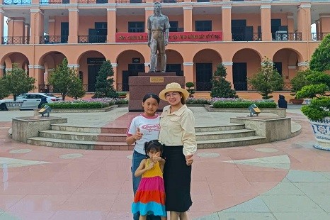 TOUR SÀI GÒN | Dinh Độc Lập - Miếu Bà - Bảo Tàng - Nhà Thờ Đức Bà - Bưu Điện - Bến Nhà Rồng (1 Ngày)