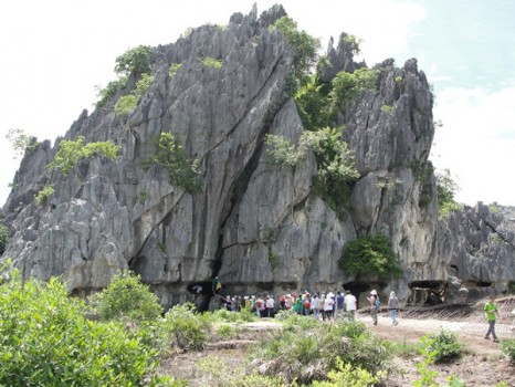 Khám phá mê cung hang động tại Núi Đá Dựng Hà Tiên