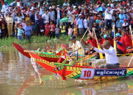 Tưng bừng lễ hội đua ghe ngo ở Sóc Trăng