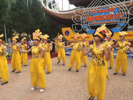 Tưng bừng lễ hội chùa Hương ở Hà Nội