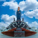 Bewundern Sie Buddha Ba Tay Bo Da Son - Die höchste Buddha-Statue aus Bronze in Asien befindet sich auf dem Gipfel des Berges