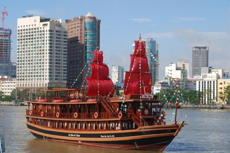 Ăn Tối Trên Du Thuyền Indochina Junk và Thưởng Ngoạn Cảnh Sông Sài Gòn