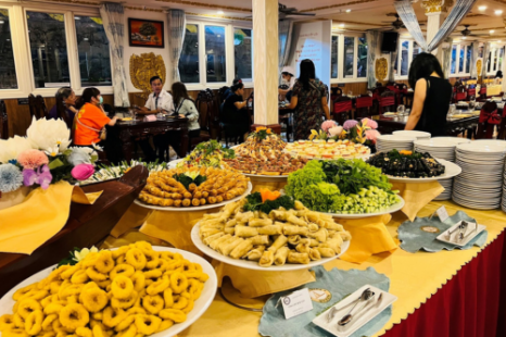 Ăn Tối Trên Du Thuyền Indochina Junk và Thưởng Ngoạn Cảnh Sông Sài Gòn