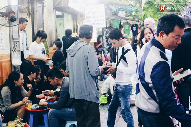 Có những quán ăn ở Hà Nội chỉ chờ đông tới "lôi cuốn khách hàng"