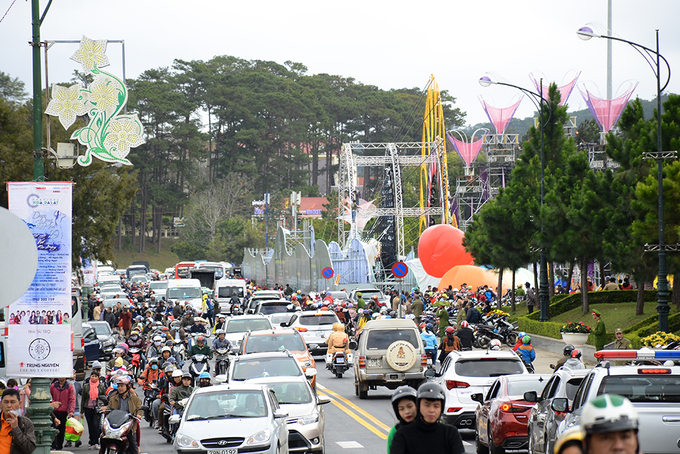 Festival Hoa Đà Lạt 2017: tắc đường, giá xe khách tăng nhẹ