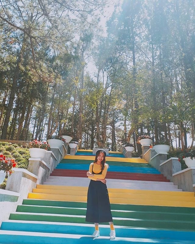 "Vui mừng như mỏi tay" trong CHỤP ẢNH CẢ THẾ GIỚI NHƯ TÂY tại Đà Lạt