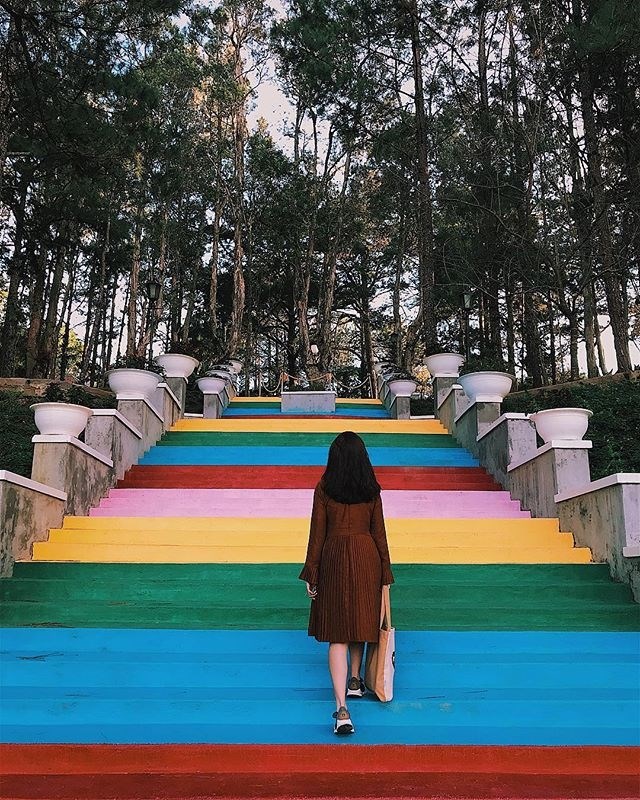 "Vui mừng như mỏi tay" trong CHỤP ẢNH CẢ THẾ GIỚI NHƯ TÂY tại Đà Lạt