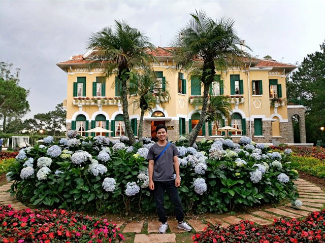 "Vui mừng như mỏi tay" trong CHỤP ẢNH CẢ THẾ GIỚI NHƯ TÂY tại Đà Lạt