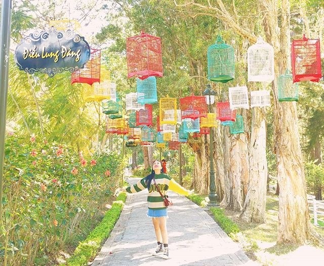 "Vui mừng như mỏi tay" trong CHỤP ẢNH CẢ THẾ GIỚI NHƯ TÂY tại Đà Lạt