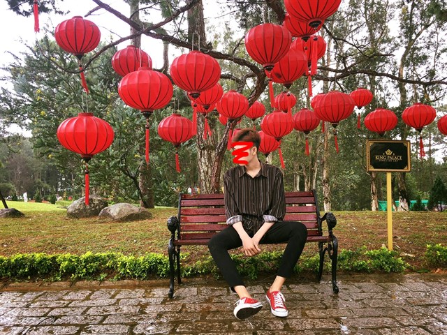 "Vui mừng như mỏi tay" trong CHỤP ẢNH CẢ THẾ GIỚI NHƯ TÂY tại Đà Lạt