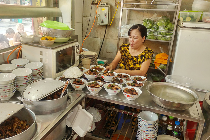 Description: Ba món ngon cho bữa trưa lang thang phố cổ Hà Nội