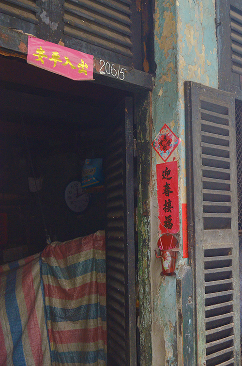 Description: Con hẻm trăm tuổi đậm chất Hong Kong giữa trung tâm Sài Gòn
