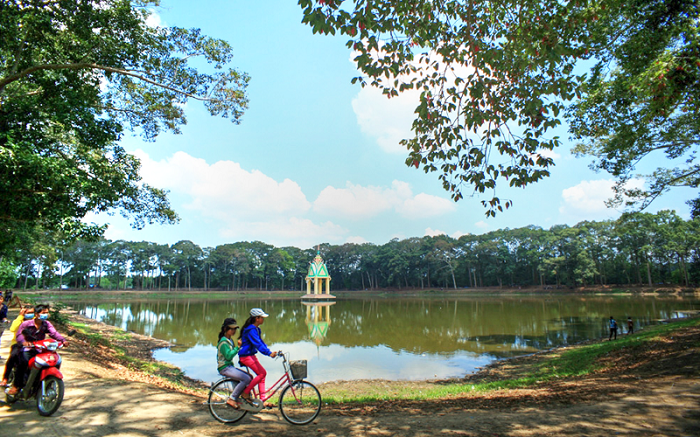 Nằm trên bờ biển của miền Tây, Trà Vinh là một tỉnh vô cùng đặc biệt với nhiều di sản văn hóa độc đáo. Đặc biệt, chùa Khmer Tra On và cầu Cổ Chiên là hai điểm đến không thể bỏ qua khi đến Trà Vinh. Hãy xem hình ảnh để cảm nhận sự độc đáo của văn hóa Khmer và cảnh quan suối rạch tuyệt đẹp.