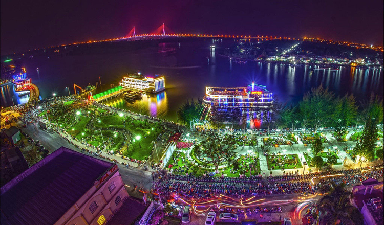 Review hình ảnh bến Ninh Kiều Cần Thơ về đêm Viet Fun Travel