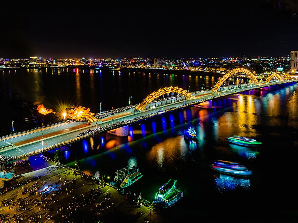 hinh anh cau rong da nang phun lua ve dem