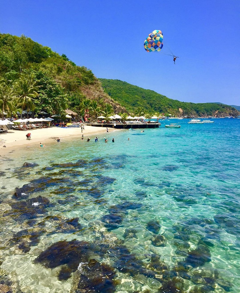 Nha Trang sở hữu những bãi biển xanh trong tuyệt đẹp.