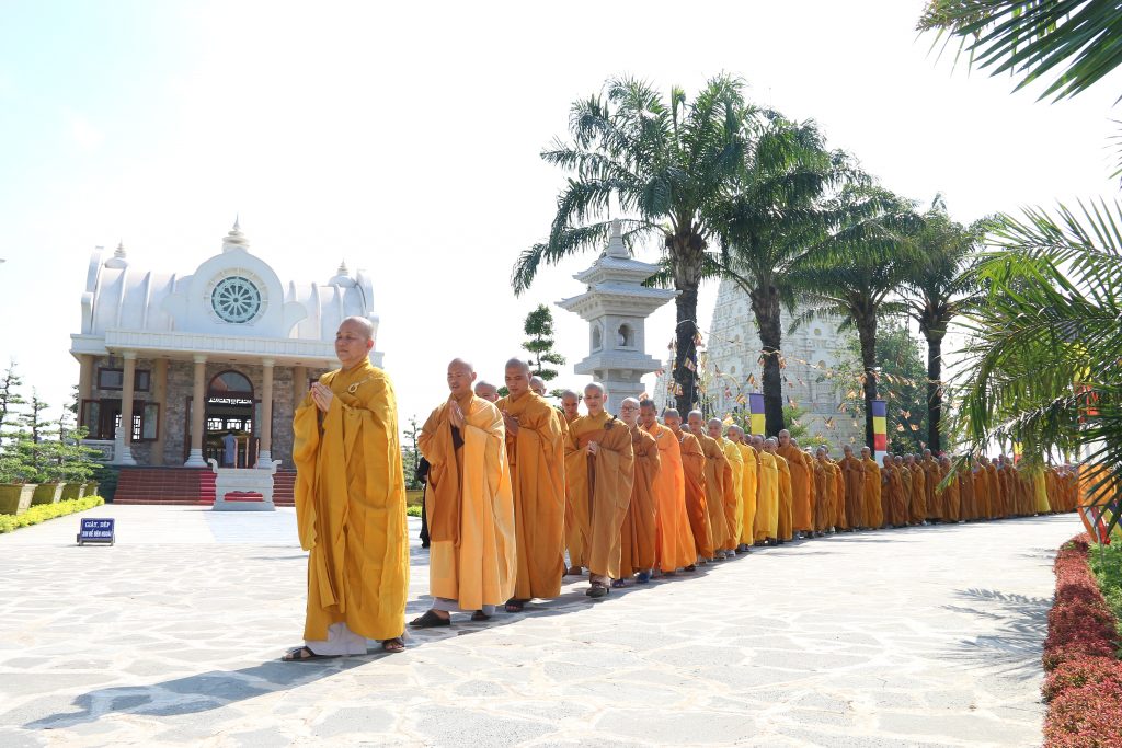 Thành viên đầu tiên của nhân viên là một thành viên của cộng đồng địa phương