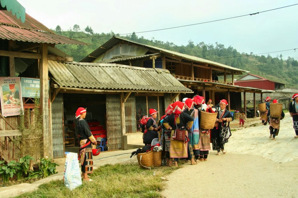 huong dan duong di len nui ham rong sapa