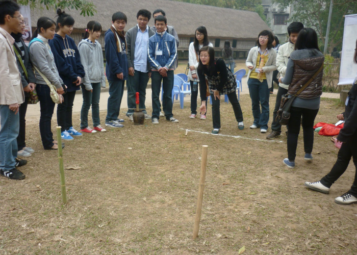 Nhấn vào ảnh để phóng to nhung tro choi fan gian ngay tet cho tre em